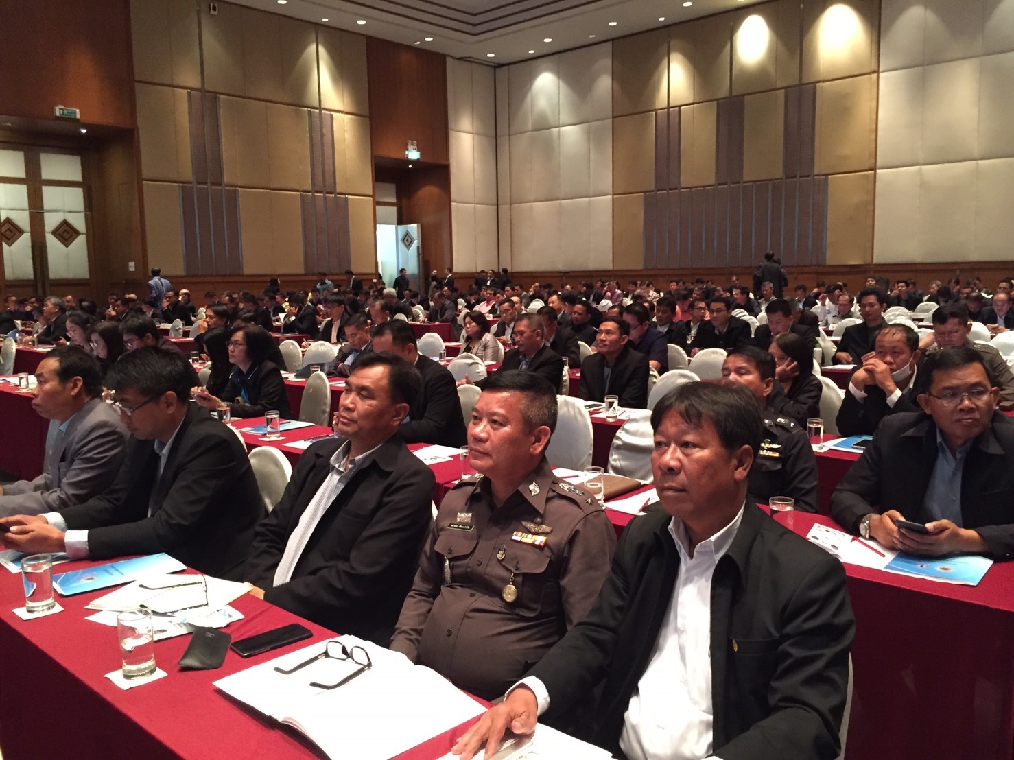 พช.นครพนม-ร่วมประชุมรับมอบนโยบายแผนประชารัฐร่วมใจ ปลอดภัยยาเสพติด พ.ศ.2561 ณ โรงแรมสุนีย์แกรนด์ จ.อุบลราชธานี
