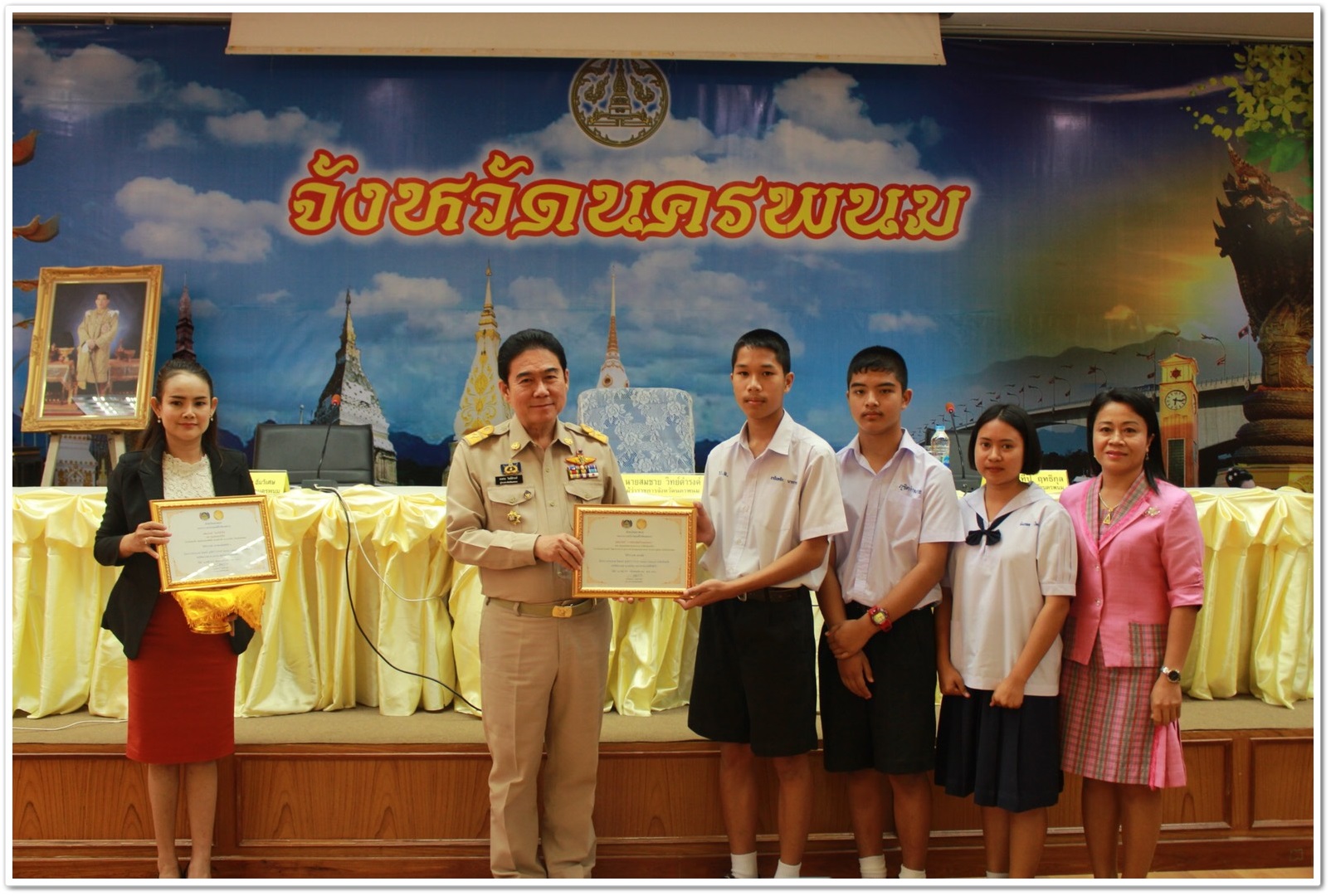 พช.นครพนม-มอบโล่ประกาศเกียรติคุณกรมการพัฒนาชุมชน (หมู่บ้านศกพพ, TO BE NUMBER ONE, OTOP Junior Contest)