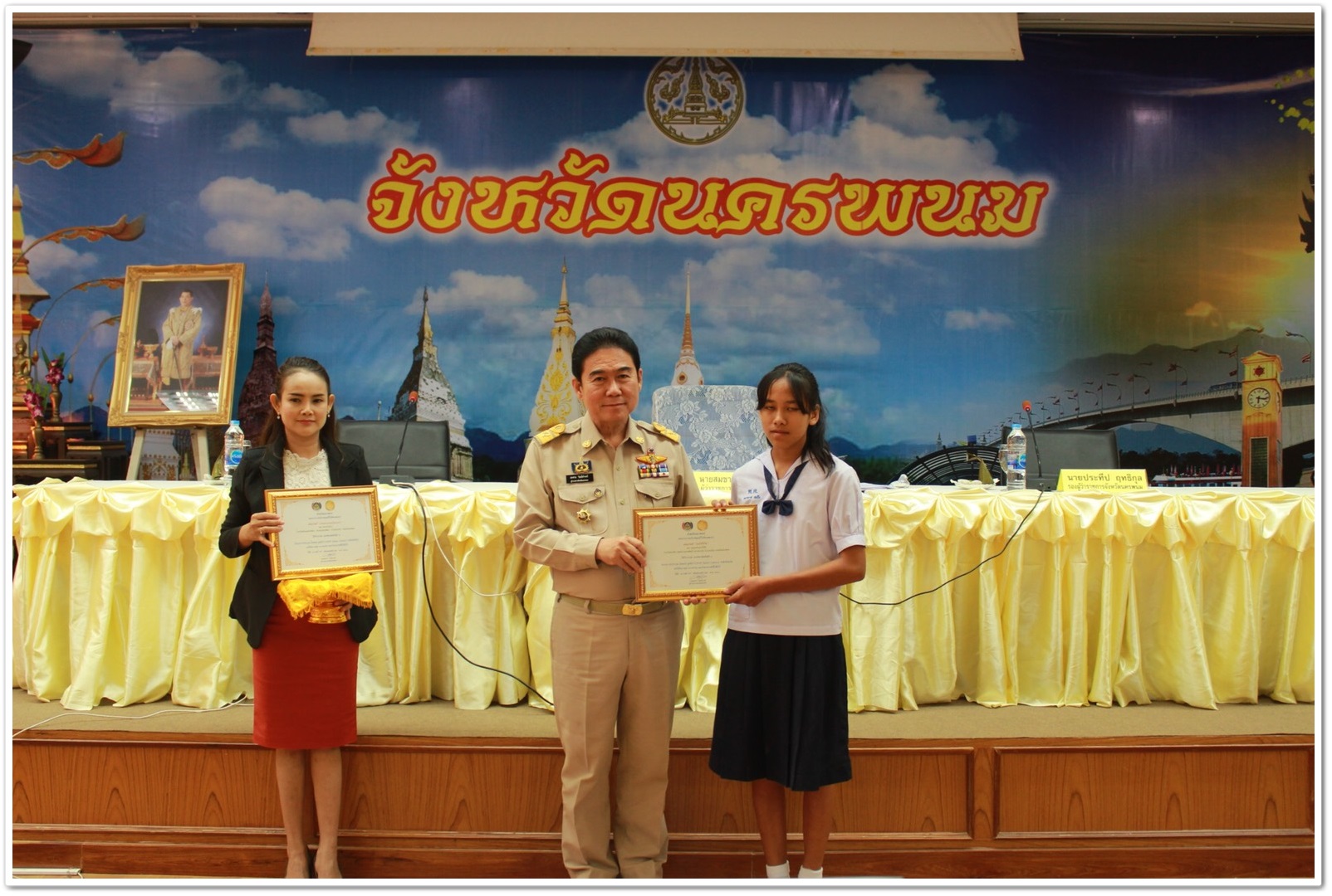 พช.นครพนม-มอบโล่ประกาศเกียรติคุณกรมการพัฒนาชุมชน (หมู่บ้านศกพพ, TO BE NUMBER ONE, OTOP Junior Contest)