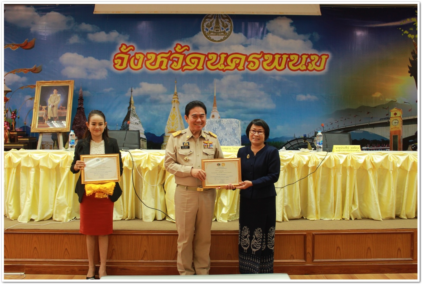 พช.นครพนม-มอบโล่ประกาศเกียรติคุณกรมการพัฒนาชุมชน (หมู่บ้านศกพพ, TO BE NUMBER ONE, OTOP Junior Contest)