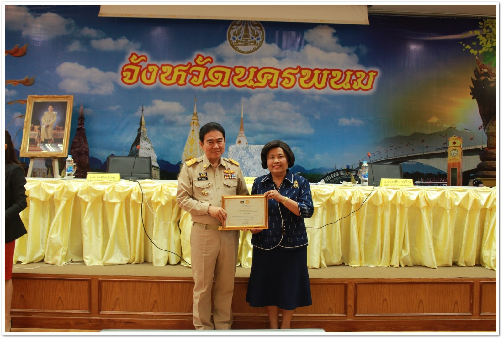 พช.นครพนม-มอบโล่ประกาศเกียรติคุณกรมการพัฒนาชุมชน (หมู่บ้านศกพพ, TO BE NUMBER ONE, OTOP Junior Contest)