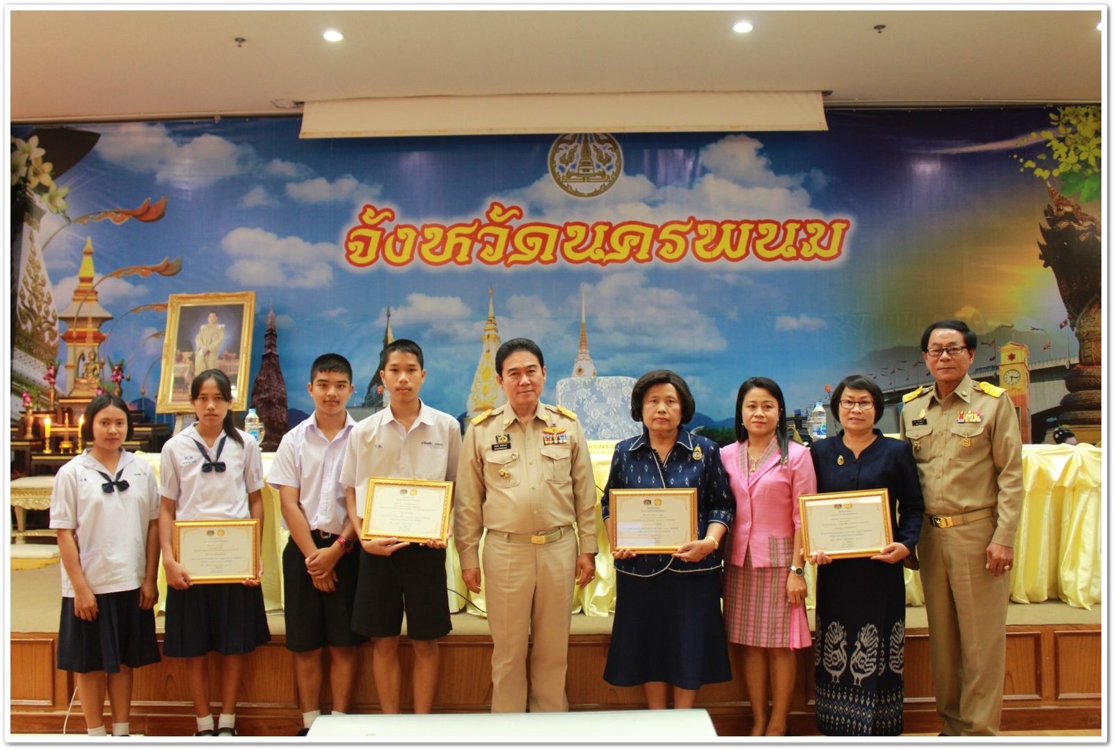 พช.นครพนม-มอบโล่ประกาศเกียรติคุณกรมการพัฒนาชุมชน (หมู่บ้านศกพพ, TO BE NUMBER ONE, OTOP Junior Contest)