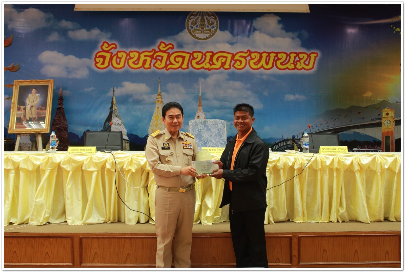 พช.นครพนม-มอบโล่ประกาศเกียรติคุณกรมการพัฒนาชุมชน (หมู่บ้านศกพพ, TO BE NUMBER ONE, OTOP Junior Contest)
