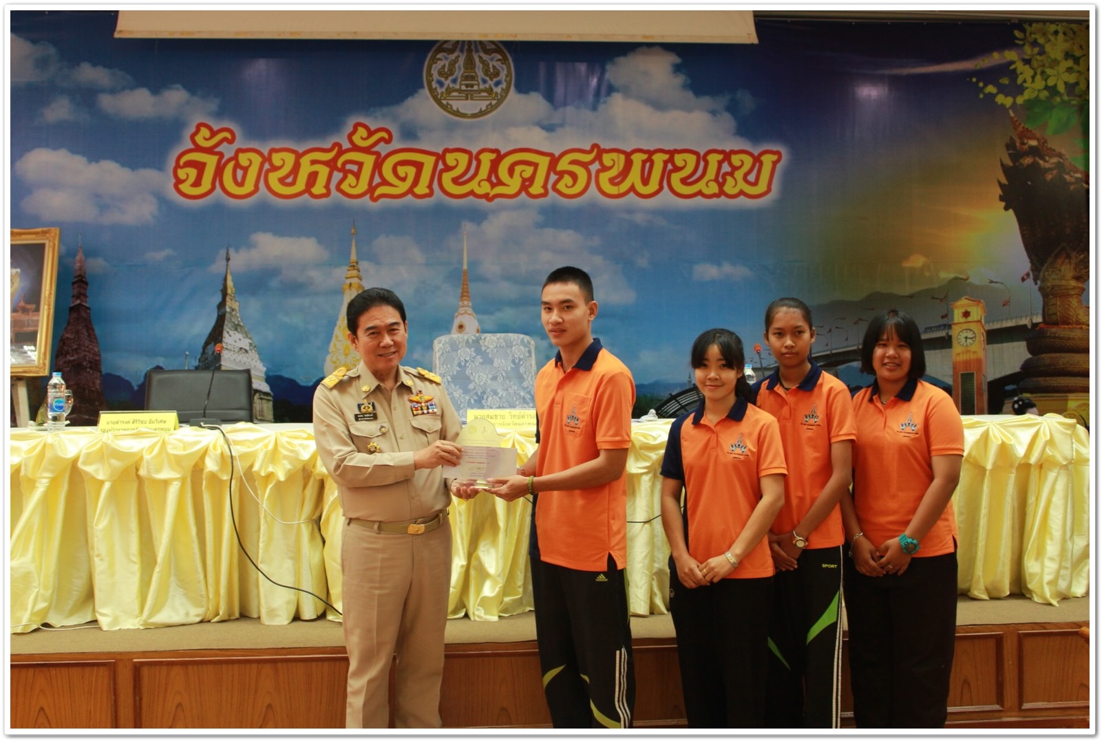พช.นครพนม-มอบโล่ประกาศเกียรติคุณกรมการพัฒนาชุมชน (หมู่บ้านศกพพ, TO BE NUMBER ONE, OTOP Junior Contest)