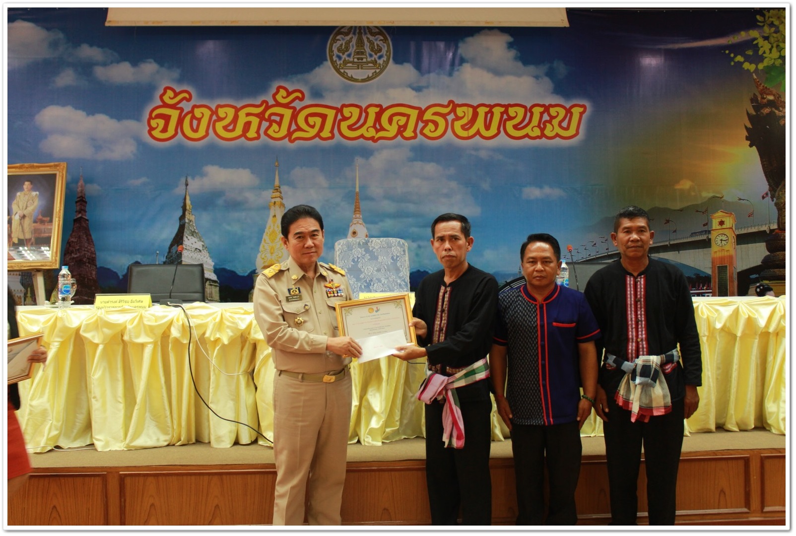 พช.นครพนม-มอบโล่ประกาศเกียรติคุณกรมการพัฒนาชุมชน (หมู่บ้านศกพพ, TO BE NUMBER ONE, OTOP Junior Contest)