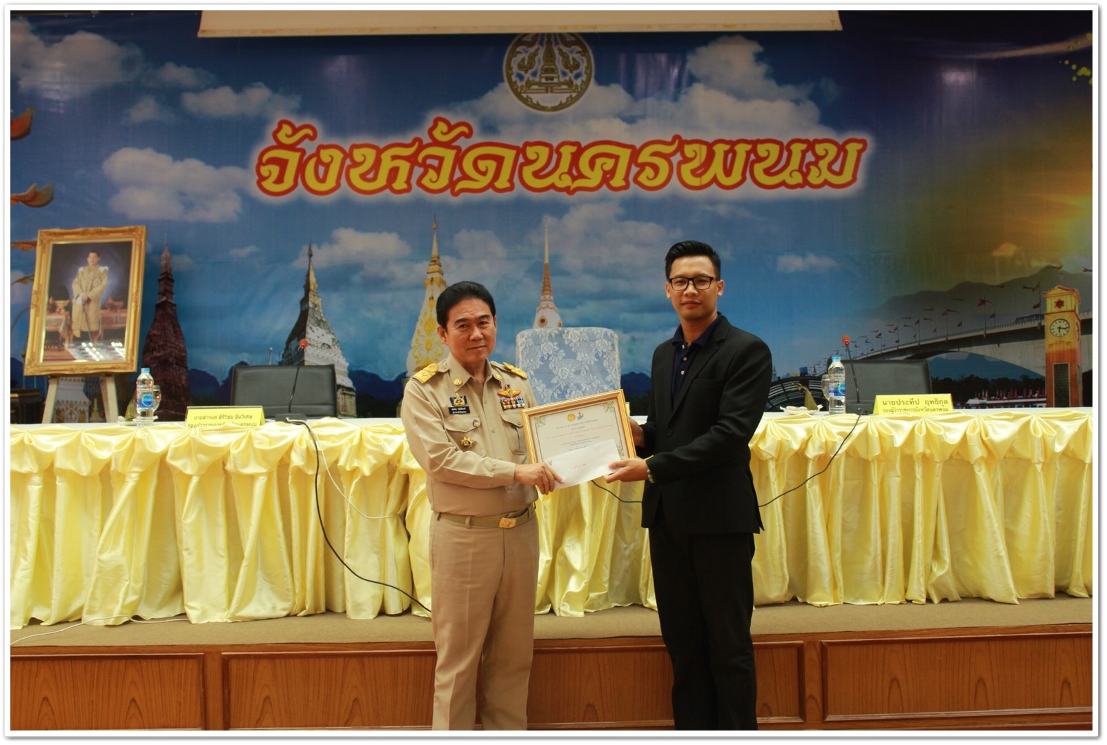 พช.นครพนม-มอบโล่ประกาศเกียรติคุณกรมการพัฒนาชุมชน (หมู่บ้านศกพพ, TO BE NUMBER ONE, OTOP Junior Contest)