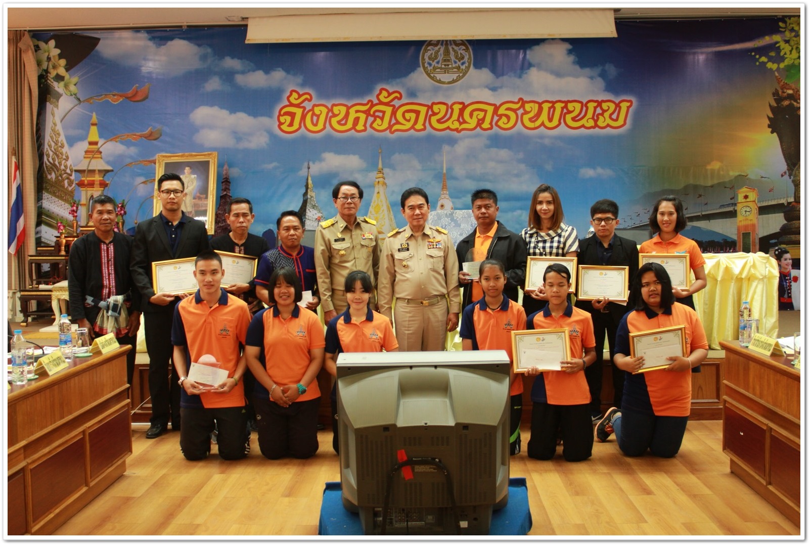 พช.นครพนม-มอบโล่ประกาศเกียรติคุณกรมการพัฒนาชุมชน (หมู่บ้านศกพพ, TO BE NUMBER ONE, OTOP Junior Contest)