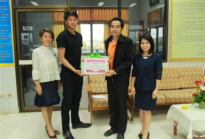 พช.นครพนม-รับมอบของรางวัลงานสตรีจากผู้แทน พมจ.นครพนม