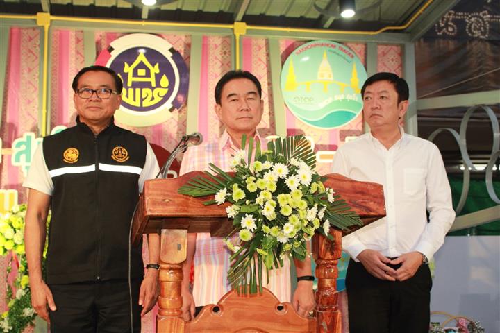 พช.นครพนม-เปิดงานมหกรรมสินค้ากลุ่มจังหวัดสู่สากล “shop สนุก สุขใจ” เปิดที่ทำการ OTOP Trader นครพนม”