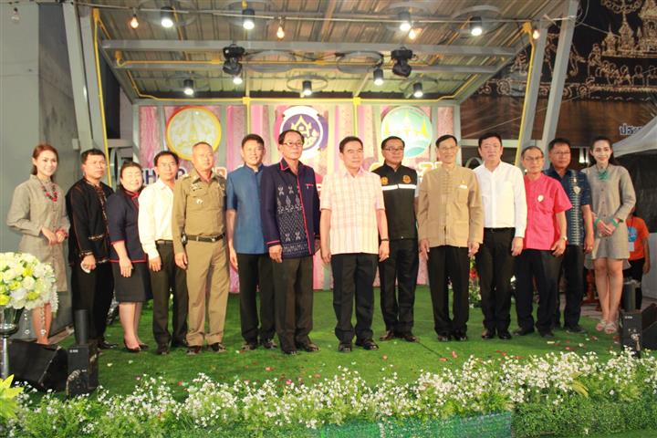 พช.นครพนม-เปิดงานมหกรรมสินค้ากลุ่มจังหวัดสู่สากล “shop สนุก สุขใจ” เปิดที่ทำการ OTOP Trader นครพนม”