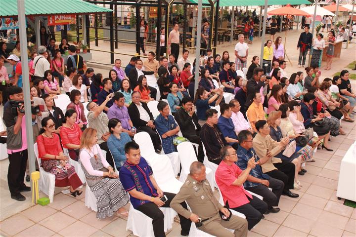 พช.นครพนม-เปิดงานมหกรรมสินค้ากลุ่มจังหวัดสู่สากล “shop สนุก สุขใจ” เปิดที่ทำการ OTOP Trader นครพนม”