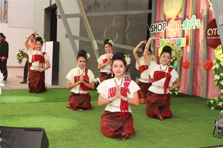 พช.นครพนม-เปิดงานมหกรรมสินค้ากลุ่มจังหวัดสู่สากล “shop สนุก สุขใจ” เปิดที่ทำการ OTOP Trader นครพนม”