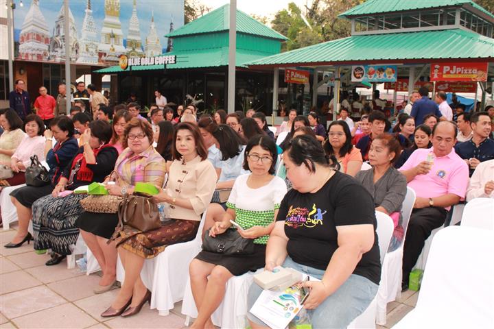 พช.นครพนม-เปิดงานมหกรรมสินค้ากลุ่มจังหวัดสู่สากล “shop สนุก สุขใจ” เปิดที่ทำการ OTOP Trader นครพนม”