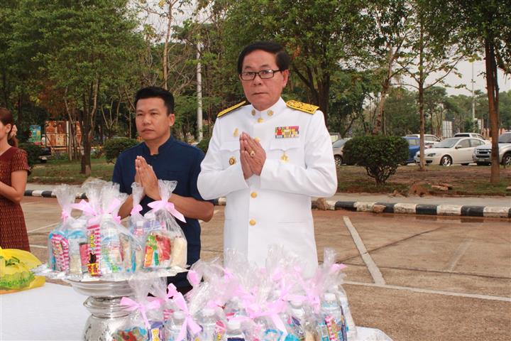 พช.นครพนม-ทำบุญตักบาตรข้าวสารอาหารแห้ง เนื่องในวันที่ระลึกพระบาทสมเด็จพระนั่งเกล้าเจ้าอยู่หัว พระมหาเจษฎาราชเจ้า และวันข้าราชการพลเรือน ประจำปี 2561