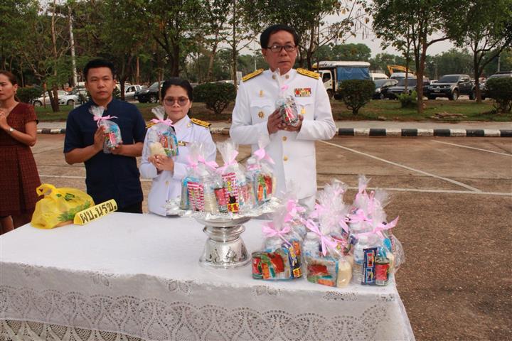 พช.นครพนม-ทำบุญตักบาตรข้าวสารอาหารแห้ง เนื่องในวันที่ระลึกพระบาทสมเด็จพระนั่งเกล้าเจ้าอยู่หัว พระมหาเจษฎาราชเจ้า และวันข้าราชการพลเรือน ประจำปี 2561