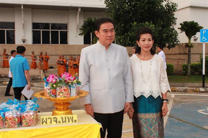 พช.นครพนม-ทำบุญตักบาตรข้าวสารอาหารแห้ง เนื่องในวันที่ระลึกพระบาทสมเด็จพระนั่งเกล้าเจ้าอยู่หัว พระมหาเจษฎาราชเจ้า และวันข้าราชการพลเรือน ประจำปี 2561