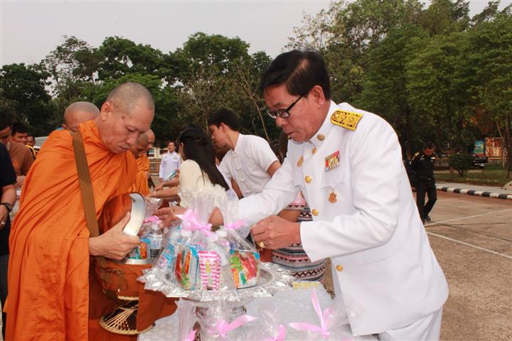 พช.นครพนม-ทำบุญตักบาตรข้าวสารอาหารแห้ง เนื่องในวันที่ระลึกพระบาทสมเด็จพระนั่งเกล้าเจ้าอยู่หัว พระมหาเจษฎาราชเจ้า และวันข้าราชการพลเรือน ประจำปี 2561