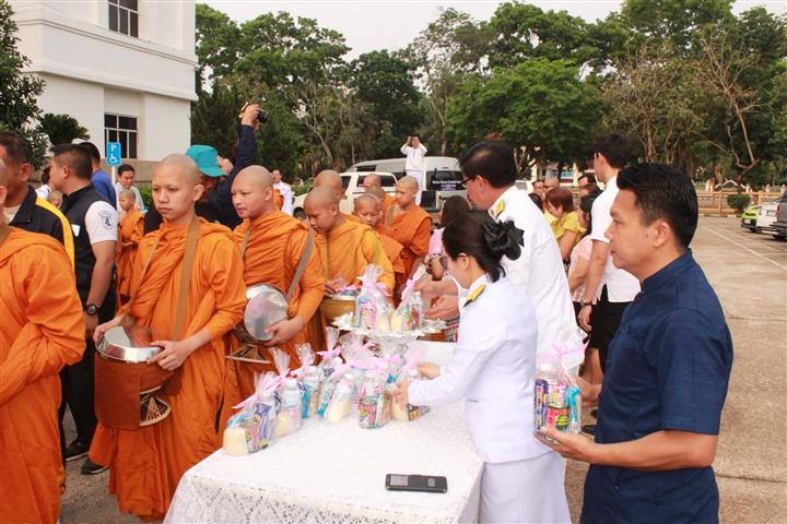 พช.นครพนม-ทำบุญตักบาตรข้าวสารอาหารแห้ง เนื่องในวันที่ระลึกพระบาทสมเด็จพระนั่งเกล้าเจ้าอยู่หัว พระมหาเจษฎาราชเจ้า และวันข้าราชการพลเรือน ประจำปี 2561