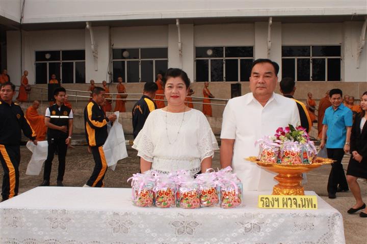 พช.นครพนม-ทำบุญตักบาตรข้าวสารอาหารแห้ง เนื่องในวันที่ระลึกพระบาทสมเด็จพระนั่งเกล้าเจ้าอยู่หัว พระมหาเจษฎาราชเจ้า และวันข้าราชการพลเรือน ประจำปี 2561