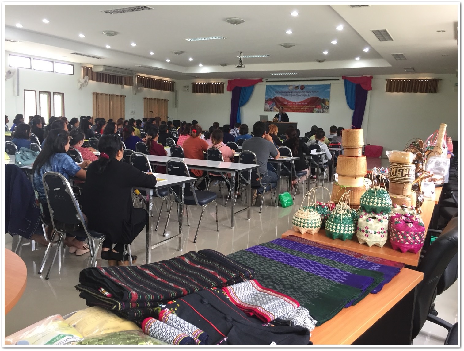 พช.นครพนม-อบรมโครงการพัฒนาคุณภาพมาตรฐานผลิตภัณฑ์ otop กลุ่มปรับตัวสู่การพัฒนา (กลุ่ม D )