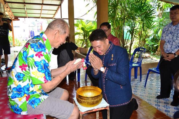 พช.นครพนม-รดน้ำขอพร อดีตพัฒนาการจังหวัดนครพนม
