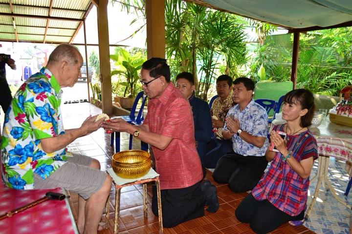 พช.นครพนม-รดน้ำขอพร อดีตพัฒนาการจังหวัดนครพนม