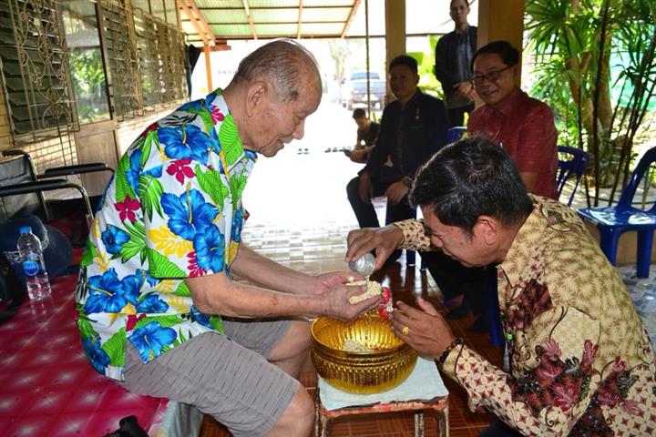 พช.นครพนม-รดน้ำขอพร อดีตพัฒนาการจังหวัดนครพนม