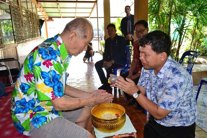 พช.นครพนม-รดน้ำขอพร อดีตพัฒนาการจังหวัดนครพนม