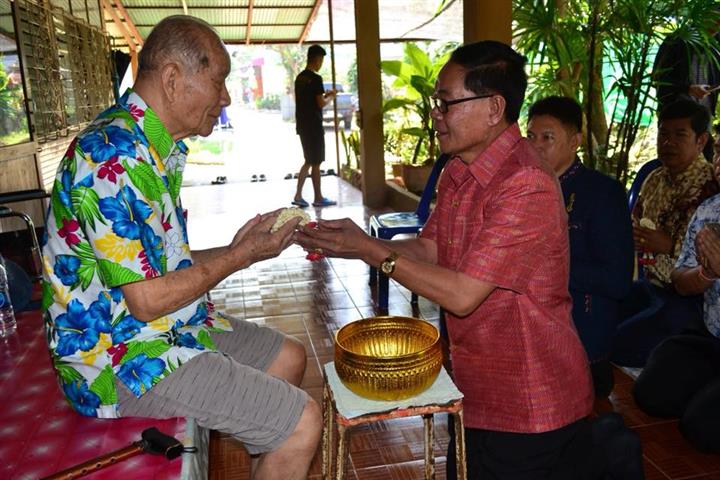 พช.นครพนม-รดน้ำขอพร อดีตพัฒนาการจังหวัดนครพนม
