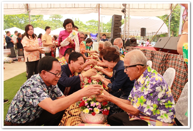 พช.นครพนม-มอบรางวัลแก่ผู้ชนะการประกวดอาหารพื้นเมืองที่เป็นอัตลักษณ์ประจำท้องถิ่น ตามโครงการ มหกรรมหมู่บ้านเศรษฐกิจพอเพียงรองรับการท่องเที่ยว “บ้านพ่อ พอเพียง” และ “ทัวร์สุขภาพดี วิถีธรรม จังหวัดนครพนม”