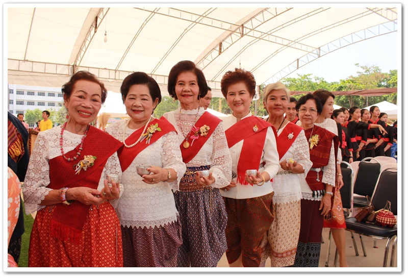 พช.นครพนม-มอบรางวัลแก่ผู้ชนะการประกวดอาหารพื้นเมืองที่เป็นอัตลักษณ์ประจำท้องถิ่น ตามโครงการ มหกรรมหมู่บ้านเศรษฐกิจพอเพียงรองรับการท่องเที่ยว “บ้านพ่อ พอเพียง” และ “ทัวร์สุขภาพดี วิถีธรรม จังหวัดนครพนม”