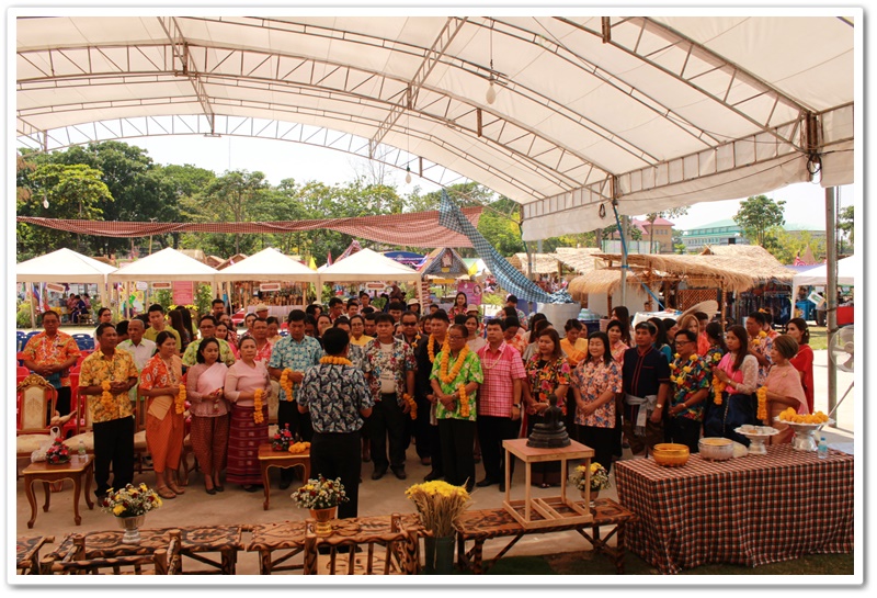พช.นครพนม-รดน้ำดำหัวขอพรจากท่านพัฒนาการจังหวัดนครพนม