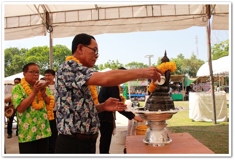 พช.นครพนม-รดน้ำดำหัวขอพรจากท่านพัฒนาการจังหวัดนครพนม