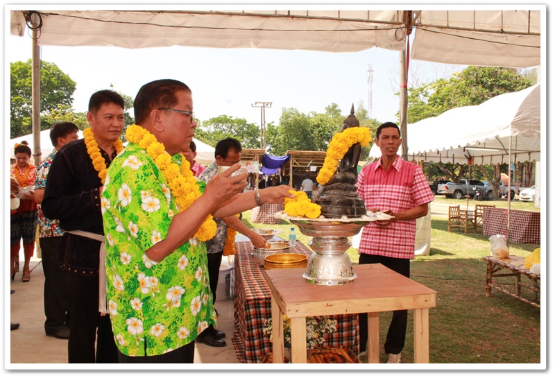 พช.นครพนม-รดน้ำดำหัวขอพรจากท่านพัฒนาการจังหวัดนครพนม