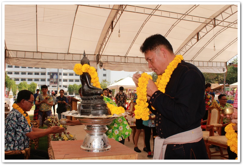 พช.นครพนม-รดน้ำดำหัวขอพรจากท่านพัฒนาการจังหวัดนครพนม