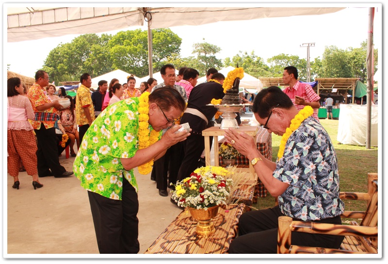 พช.นครพนม-รดน้ำดำหัวขอพรจากท่านพัฒนาการจังหวัดนครพนม