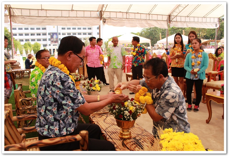 พช.นครพนม-รดน้ำดำหัวขอพรจากท่านพัฒนาการจังหวัดนครพนม