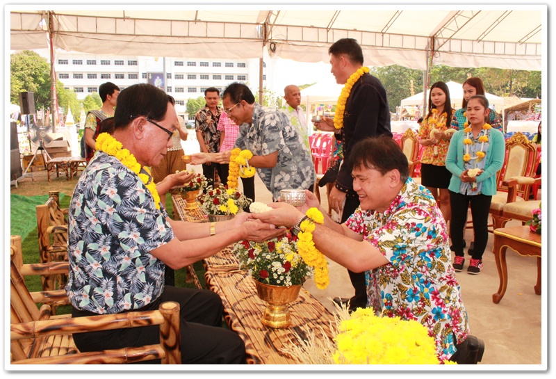 พช.นครพนม-รดน้ำดำหัวขอพรจากท่านพัฒนาการจังหวัดนครพนม