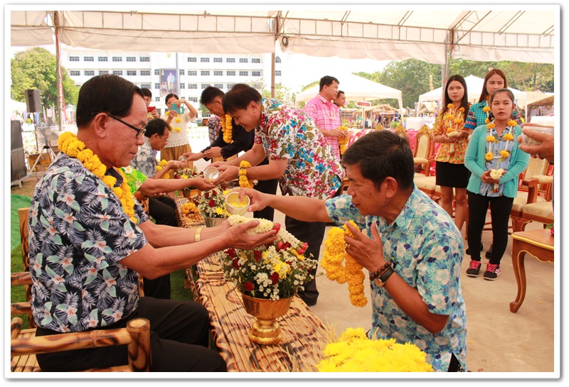 พช.นครพนม-รดน้ำดำหัวขอพรจากท่านพัฒนาการจังหวัดนครพนม
