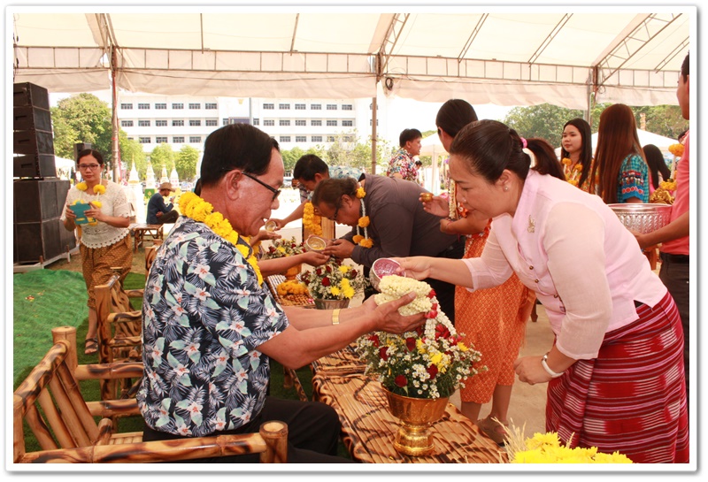 พช.นครพนม-รดน้ำดำหัวขอพรจากท่านพัฒนาการจังหวัดนครพนม