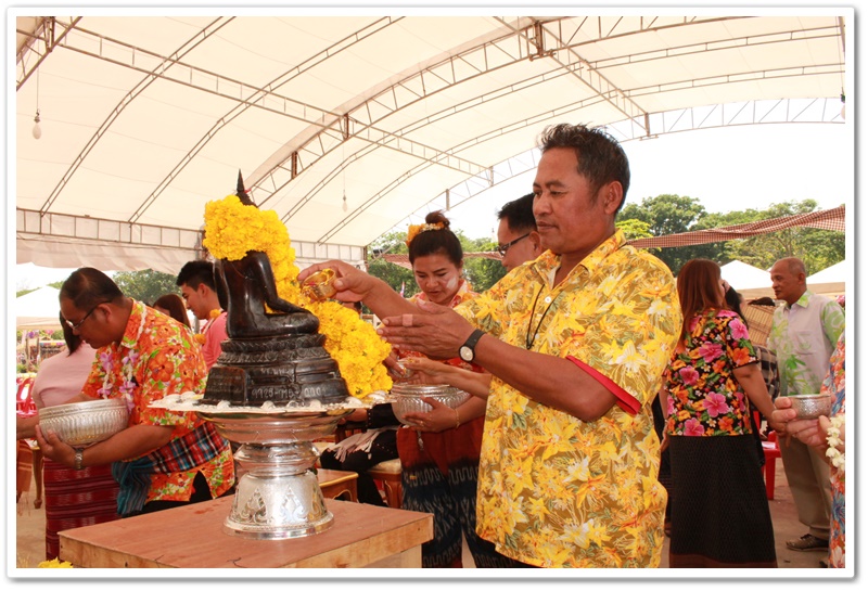 พช.นครพนม-รดน้ำดำหัวขอพรจากท่านพัฒนาการจังหวัดนครพนม