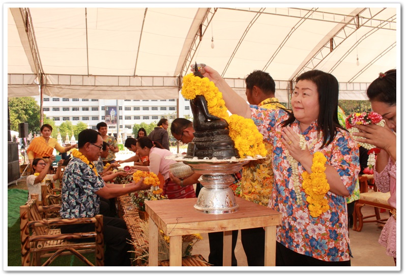 พช.นครพนม-รดน้ำดำหัวขอพรจากท่านพัฒนาการจังหวัดนครพนม