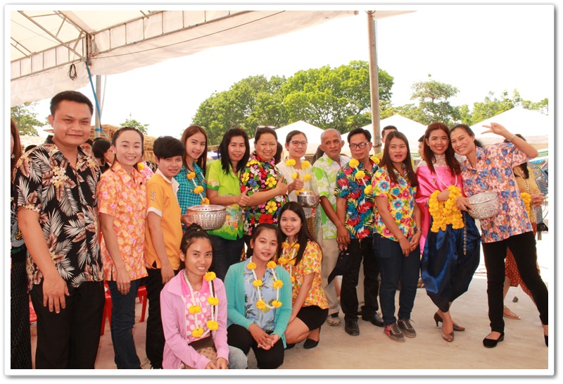 พช.นครพนม-รดน้ำดำหัวขอพรจากท่านพัฒนาการจังหวัดนครพนม