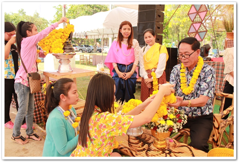 พช.นครพนม-รดน้ำดำหัวขอพรจากท่านพัฒนาการจังหวัดนครพนม