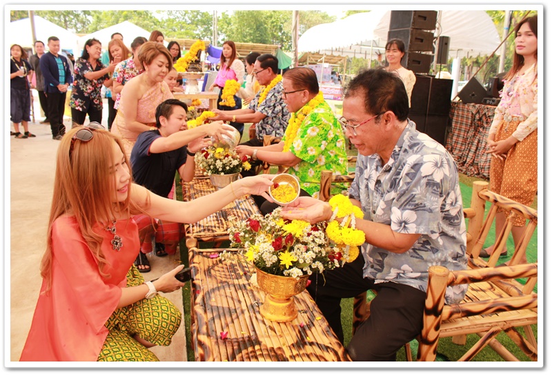 พช.นครพนม-รดน้ำดำหัวขอพรจากท่านพัฒนาการจังหวัดนครพนม