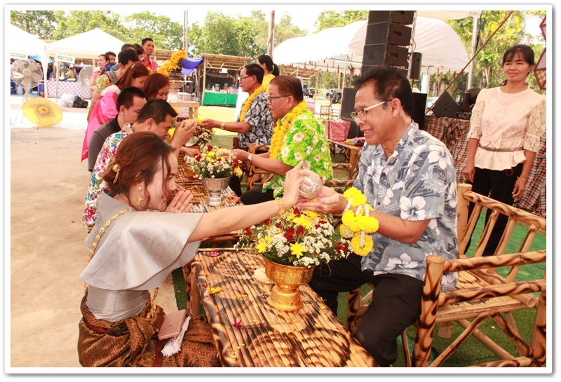 พช.นครพนม-รดน้ำดำหัวขอพรจากท่านพัฒนาการจังหวัดนครพนม