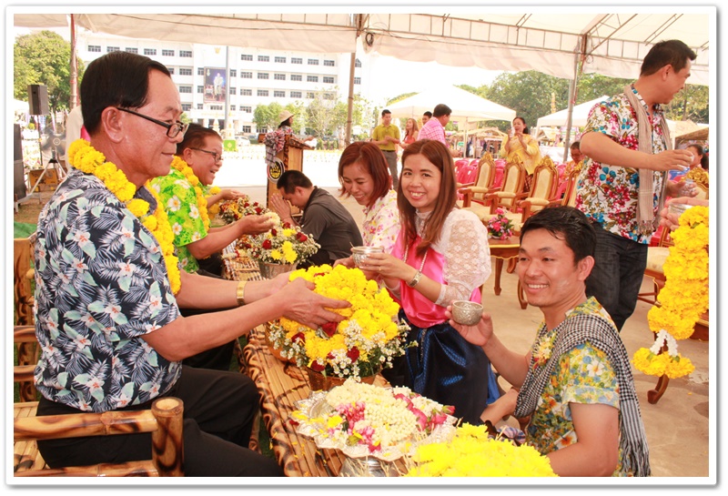 พช.นครพนม-รดน้ำดำหัวขอพรจากท่านพัฒนาการจังหวัดนครพนม