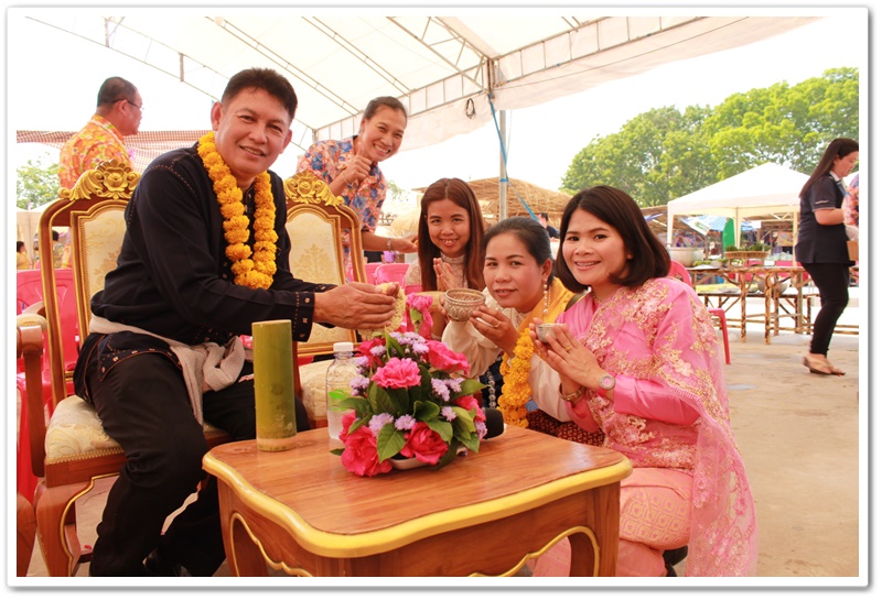 พช.นครพนม-รดน้ำดำหัวขอพรจากท่านพัฒนาการจังหวัดนครพนม