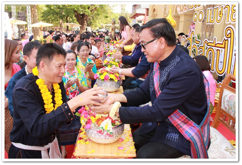 พช.นครพนม-เข้ารดน้ำขอพรจาก นายสมชาย วิทย์ดำรงค์ ผู้ว่าราชการจังหวัดนครพนม นางปัทมา วิทย์ดำรงค์ นายกเหล่ากาชาดจังหวัดนครพนม