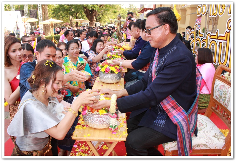 พช.นครพนม-เข้ารดน้ำขอพรจาก นายสมชาย วิทย์ดำรงค์ ผู้ว่าราชการจังหวัดนครพนม นางปัทมา วิทย์ดำรงค์ นายกเหล่ากาชาดจังหวัดนครพนม